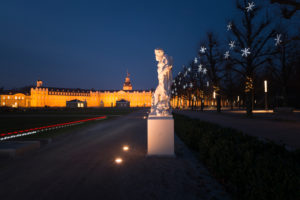 Deutschland, Baden-Württemberg, Karlsruhe, der Schlossplatz mit dem Schloss, Skulptur von Ignaz Lengelacher Deutschland, Baden-Württemberg, Karlsruhe, der Schlossplatz mit dem Schloss, Skulptur von Ignaz Lengelacher